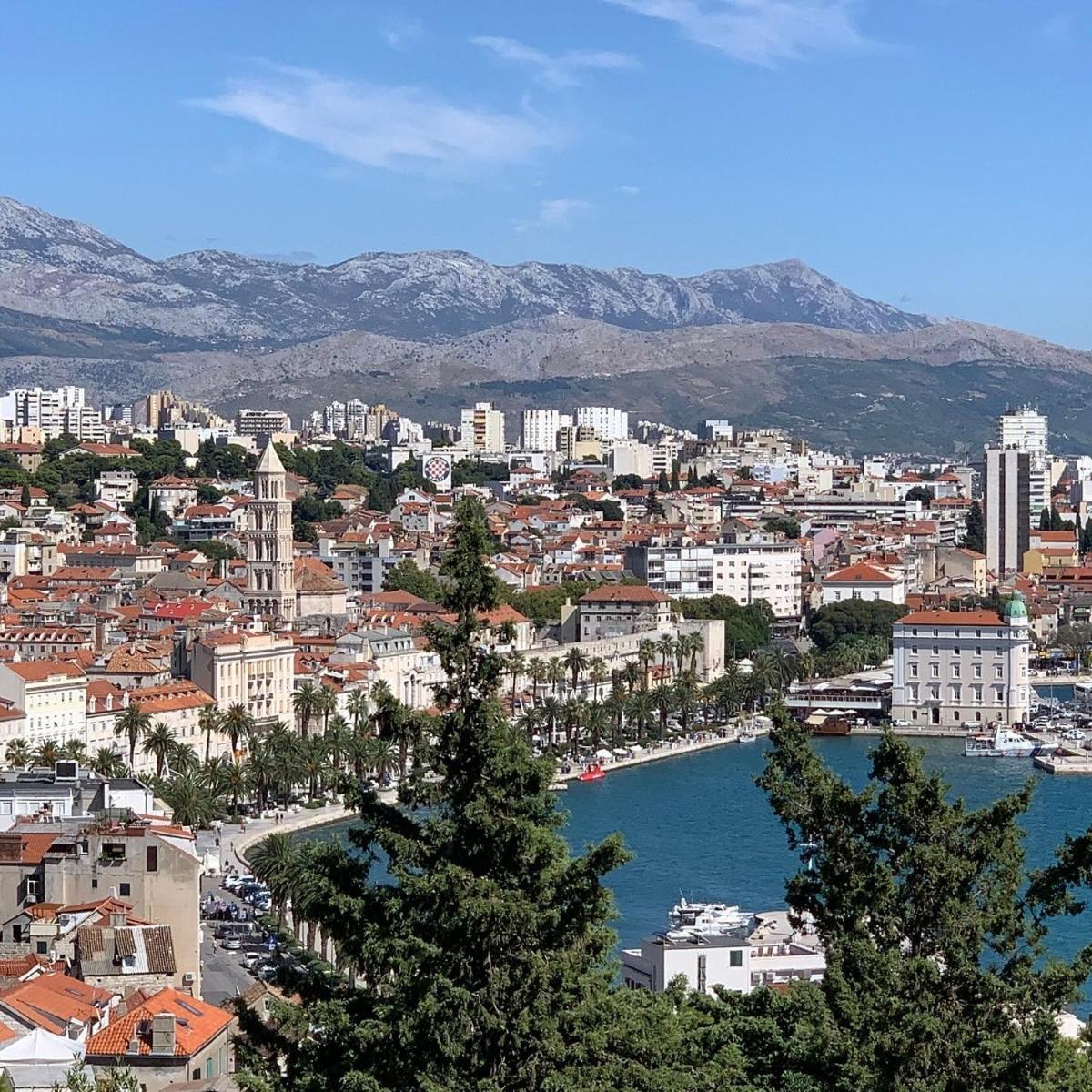 Split-dvor * Split